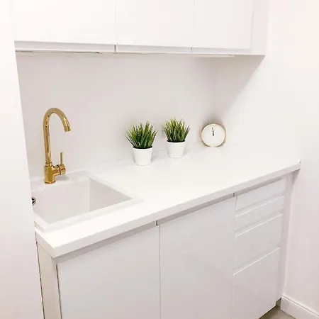 Metro, Apartament 3 Pokoje Z Ogrodkiem 80m2 Апартаменты Варшава