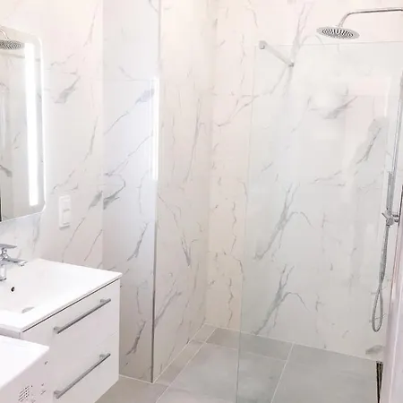 アパート Metro, Apartament 3 Pokoje Z Ogrodkiem 80m2 ワルシャワ