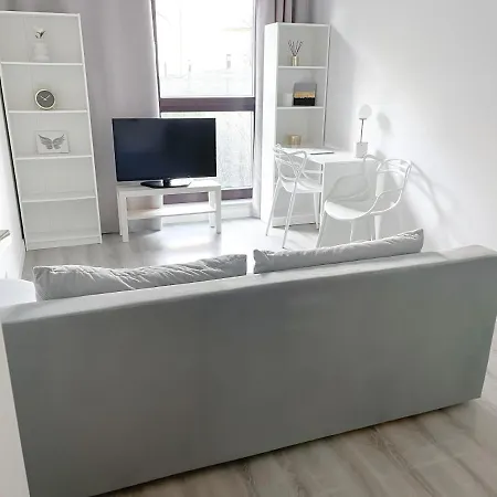 Metro, Apartament 3 Pokoje Z Ogrodkiem 80m2 アパート *