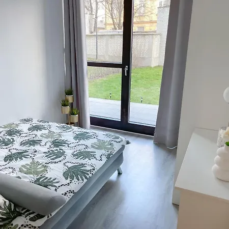 Metro, Apartament 3 Pokoje Z Ogrodkiem 80m2 アパート *