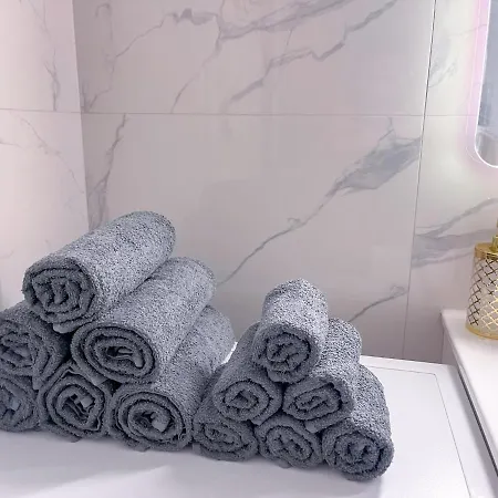 アパート Metro, Apartament 3 Pokoje Z Ogrodkiem 80m2 ワルシャワ