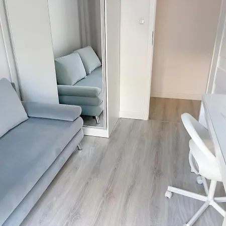 Metro, Apartament 3 Pokoje Z Ogrodkiem 80m2 * Варшава